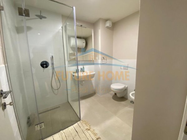 Tirane, jepet me qera apartament 3+1 Kati 8, 158 m² 1.500 € (Bulevardi Zogu I,)