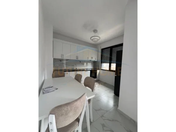 Tirane, jepet me qera apartament 2+1 , 102 m² 750 € (Don Bosko)