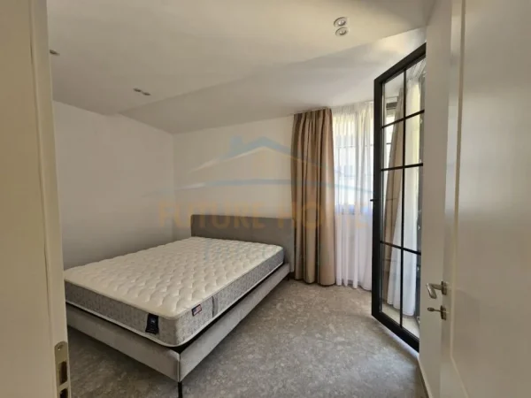Tirane, jepet me qera apartament 2+1 Kati 3, 85 m² 1.200 € (Blloku)