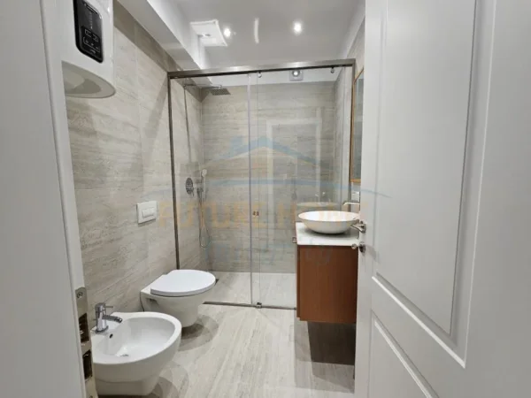 Tirane, jepet me qera apartament 2+1 Kati 3, 85 m² 1.200 € (Blloku)