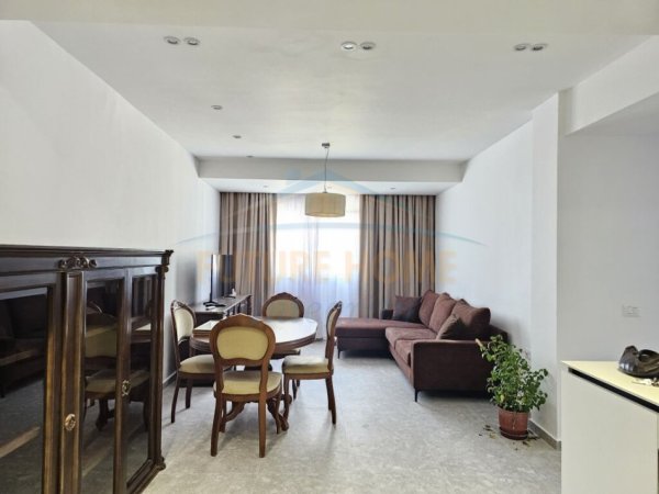 Tirane, jepet me qera apartament 2+1 Kati 3, 85 m² 1.200 € (Blloku)