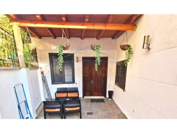 Tirane, jepet me qera 2+1 Kati 1, 100 m² 700 € (Jeronim de Rada)