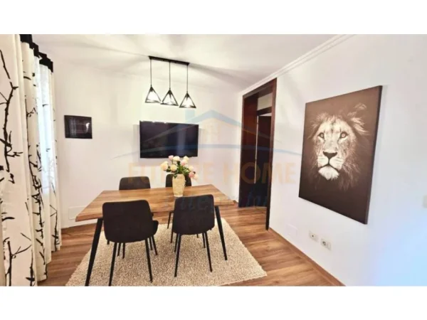 Tirane, jepet me qera 2+1 Kati 1, 100 m² 700 € (Jeronim de Rada)