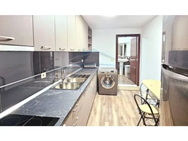 Tirane, jepet me qera 2+1 Kati 1, 100 m² 700 € (Jeronim de Rada)