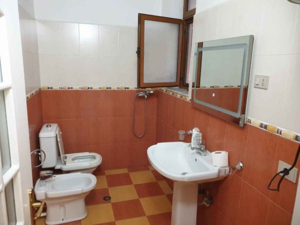 ISH EKSPOZITA 2+1+2+B+V Kati 4, 142 m² 850 € (VETEM ARBRB E NDARE NE 2 AMBIENTE PER 7 PERSONA)
