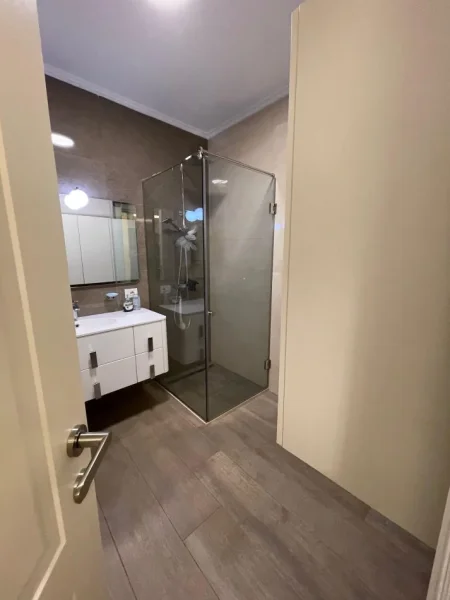 Tirane, jepet me qera apartament 2+1+Ballkon , 1.400 € (rruga ''Asim Zeneli'' Stadiumi Air Albania)