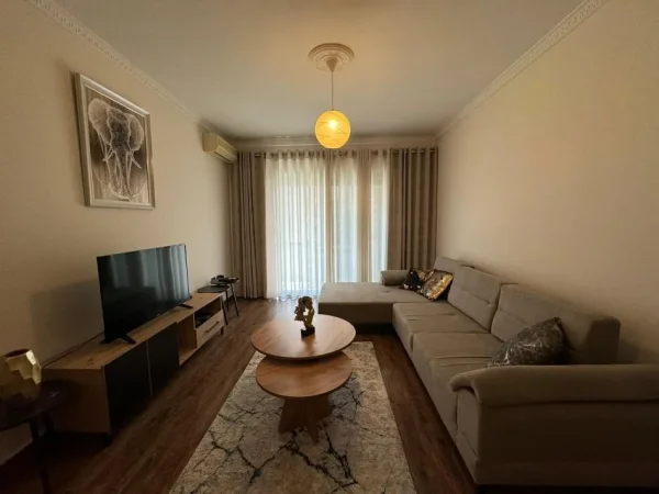 Tirane, jepet me qera apartament 1+1 Kati 6, 65 m² 700 € (Rr. Him Kolli)