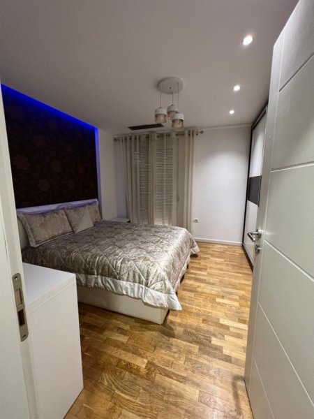 Tirane, jepet me qera apartament 2+1, Kati 5, 100 m² 700€ (Frosina Plaku)