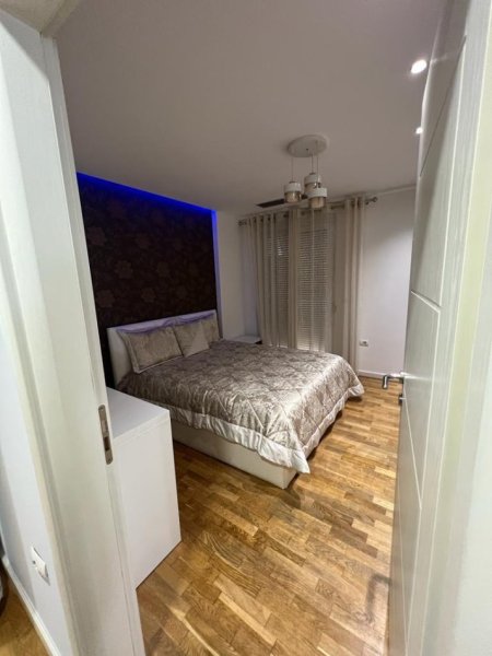Tirane, jepet me qera apartament 2+1, Kati 5, 100 m² 700€ (Frosina Plaku)