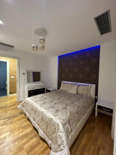 Tirane, jepet me qera apartament 2+1, Kati 5, 100 m² 700€ (Frosina Plaku)