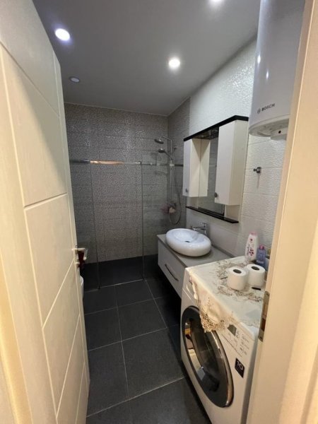 Tirane, jepet me qera apartament 2+1, Kati 5, 100 m² 700€ (Frosina Plaku)