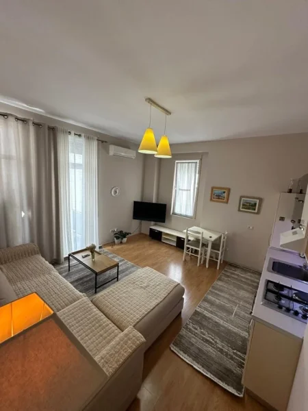 Tirane, jepet me qera apartament 1+1 Kati 6, 65 m² 500 € (KopsHti Botanik)