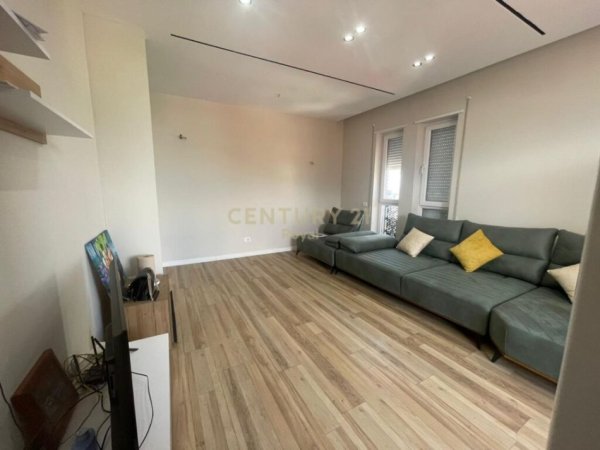 Tirane, jepet me qera apartament 2+1 Kati 7, 100 m² 600 € (qsut)