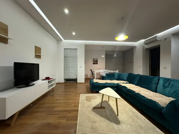 Tirane, jepet me qera apartament 2+1+Ballkon Kati 9, 110 m² 500 € (unaza e re astir)