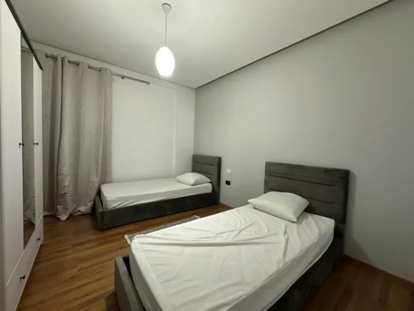 Tirane, jepet me qera apartament 2+1+Ballkon Kati 9, 110 m² 500 € (unaza e re astir)