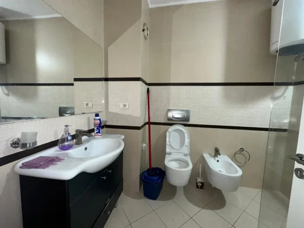 Tirane, jepet me qera apartament 2+1+Ballkon Kati 9, 110 m² 500 € (unaza e re astir)