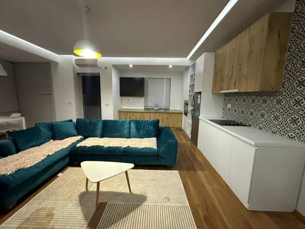 Tirane, jepet me qera apartament 2+1+Ballkon Kati 9, 110 m² 500 € (unaza e re astir)