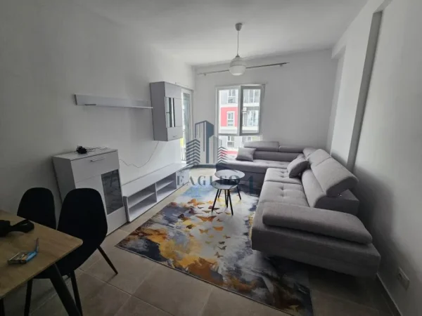 Tirane, jepet me qera apartament 2+1+Ballkon Kati 4, 84 m² 450 € (UNIVERS CITY QTU)