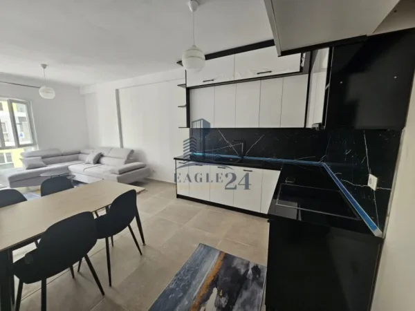 Tirane, jepet me qera apartament 2+1+Ballkon Kati 4, 84 m² 450 € (UNIVERS CITY QTU)