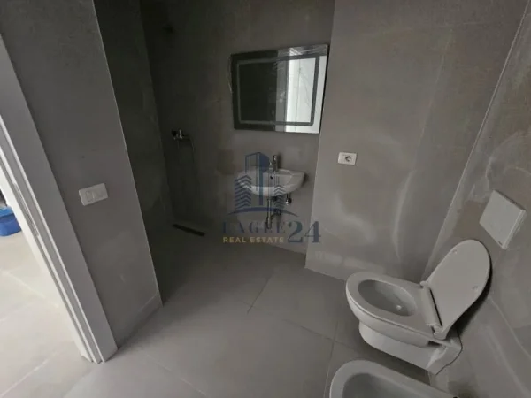 Tirane, jepet me qera apartament 2+1+Ballkon Kati 4, 84 m² 450 € (UNIVERS CITY QTU)