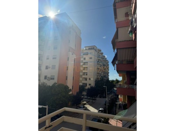 Vlore, jepet me qera apartament 1+1 Kati 2, 70 m² 350 € (Rruga e Cipajve) RV44411