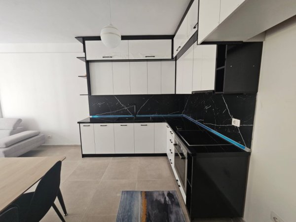 Tirane, jepet me qera apartament 2+1+Ballkon Kati 4, 96 m² 450 € (univers city)