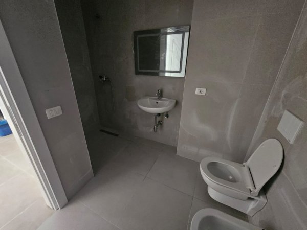 Tirane, jepet me qera apartament 2+1+Ballkon Kati 4, 96 m² 450 € (univers city)