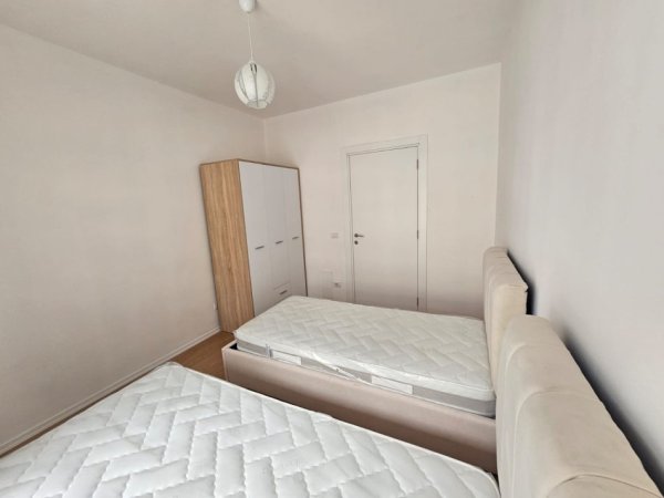 Tirane, jepet me qera apartament 2+1+Ballkon Kati 4, 96 m² 450 € (univers city)