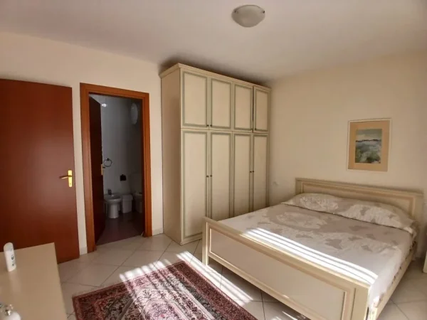 Tirane, jepet me qera apartament 2+1+Ballkon Kati 9, 115 m² 800 € (QENDER, RRUGA BARRIKADAVE)
