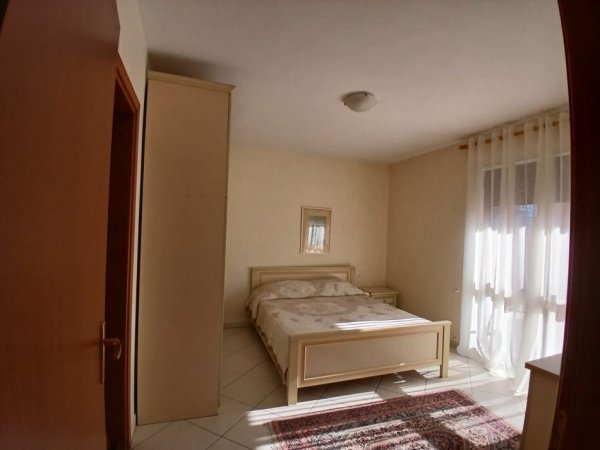 Tirane, jepet me qera apartament 2+1+Ballkon Kati 9, 115 m² 800 € (QENDER, RRUGA BARRIKADAVE)