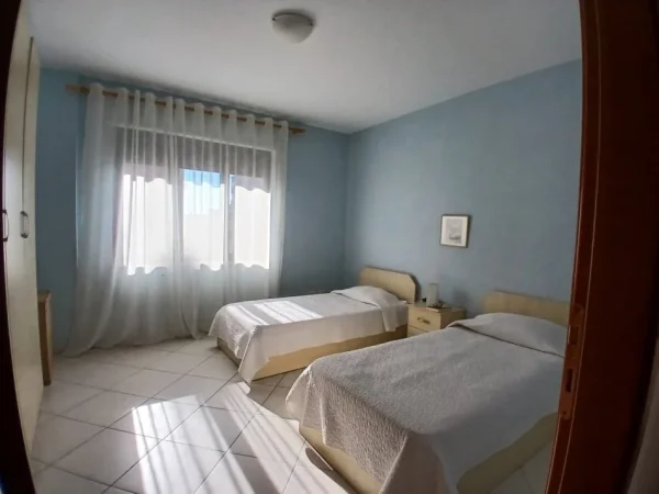 Tirane, jepet me qera apartament 2+1+Ballkon Kati 9, 115 m² 800 € (QENDER, RRUGA BARRIKADAVE)
