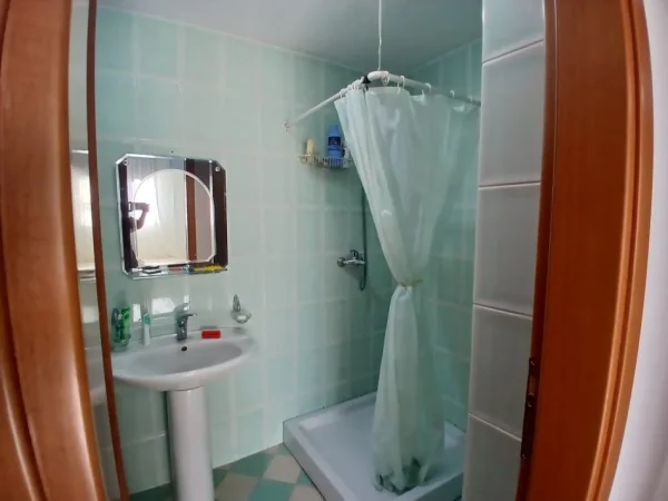 Tirane, jepet me qera apartament 2+1+Ballkon Kati 9, 115 m² 800 € (QENDER, RRUGA BARRIKADAVE)