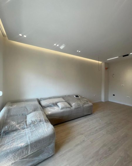 Tirane, jepet me qera apartament 1+1+Ballkon Kati 4, 70 m² 750 € (Komuna e Pariait)