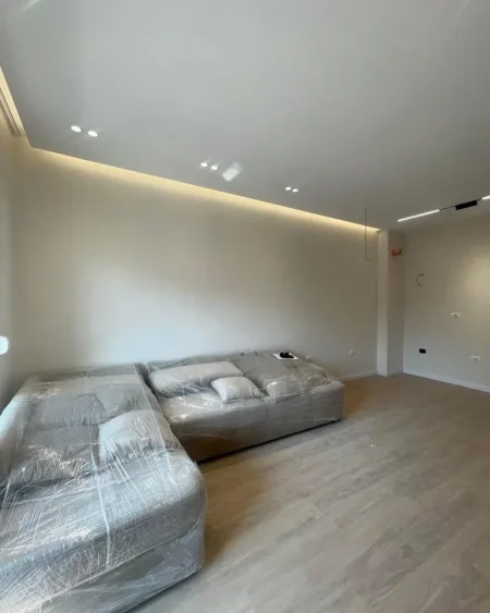 Tirane, jepet me qera apartament 1+1+Ballkon Kati 4, 70 m² 750 € (Komuna e Pariait)