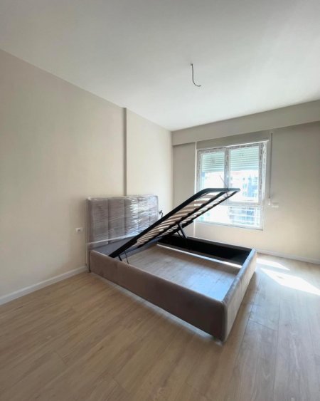 Tirane, jepet me qera apartament 1+1+Ballkon Kati 4, 70 m² 750 € (Komuna e Pariait)