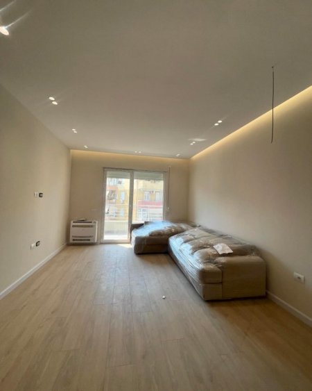 Tirane, jepet me qera apartament 1+1+Ballkon Kati 4, 70 m² 750 € (Komuna e Pariait)