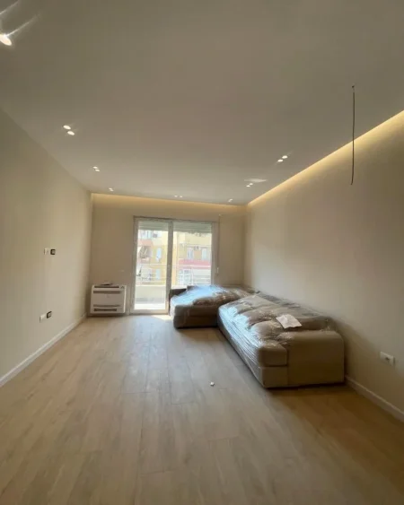 Tirane, jepet me qera apartament 1+1+Ballkon Kati 4, 70 m² 750 € (Komuna e Pariait)