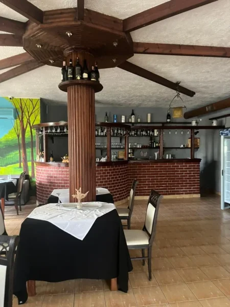 Tirane, jepet me qera bar-resorant Kati 0, 1.300 m² 1.500 € (Autostrada Tiranë-Elbasan Bërzhitë,Shqipëria)