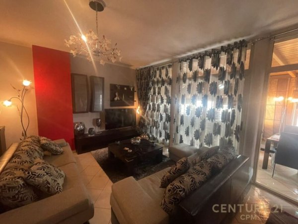 Tirane, jepet me qera apartament 2+1+Aneks+Ballkon Kati 4, 90 m² 800 € (Rruga Barrikadave)