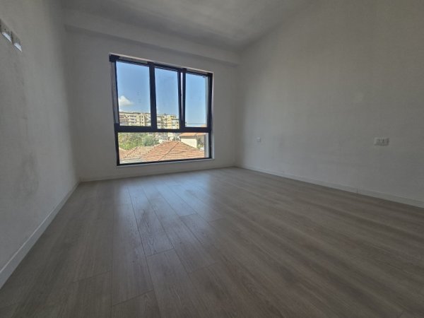 Tirane, jepet me qera zyre Kati 1, 93 m² 700 € (Rruga e Kavajes)