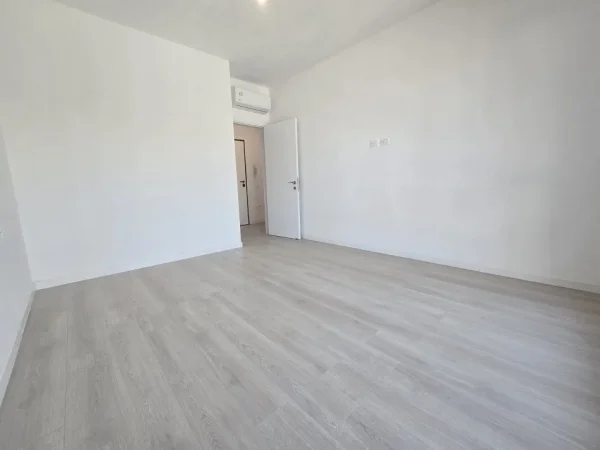 Tirane, jepet me qera zyre Kati 1, 93 m² 700 € (Rruga e Kavajes)