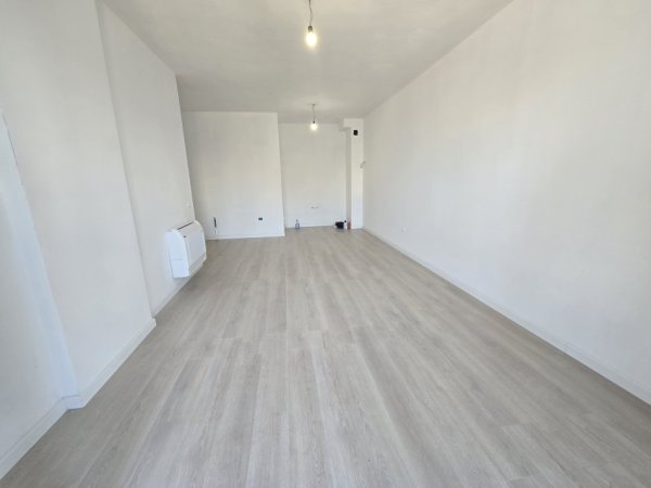 Tirane, jepet me qera zyre Kati 1, 93 m² 700 € (Rruga e Kavajes)