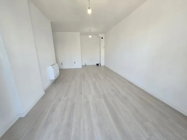 Tirane, jepet me qera zyre Kati 1, 93 m² 700 € (Rruga e Kavajes)