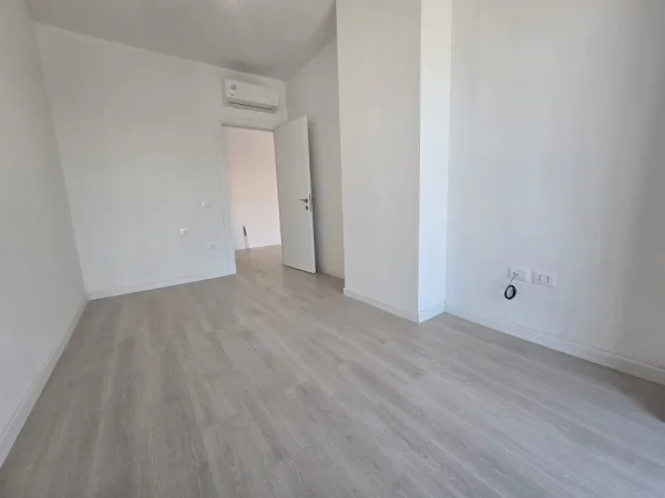 Tirane, jepet me qera zyre Kati 1, 93 m² 700 € (Rruga e Kavajes)