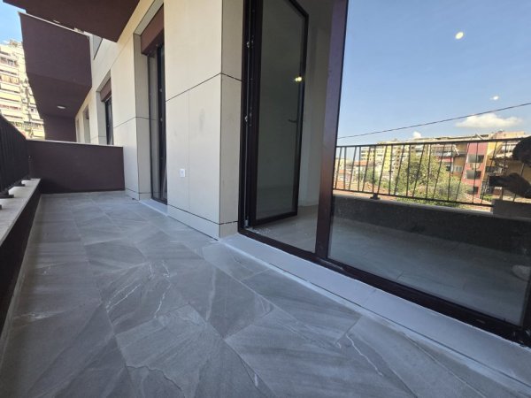 Tirane, jepet me qera zyre Kati 1, 93 m² 700 € (Rruga e Kavajes)