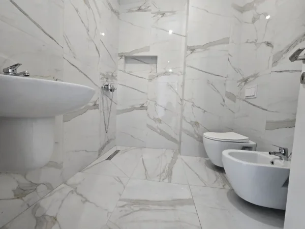 Tirane, jepet me qera zyre Kati 1, 93 m² 700 € (Rruga e Kavajes)