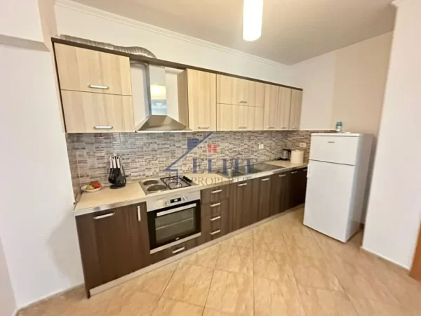Tirane, jepet me qera apartament 2+1 Kati 5, 100 m² 700 € (Islam Alla)