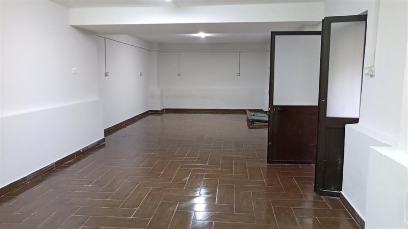 Tirane, jepet me qera ambjent biznesi Kati -1, 110 m² 430 € (Bulevardi Bajram Curri , Rruga Irfan Tomini)