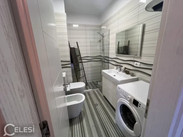 Tirane, jepet me qera apartament 2+1+Ballkon Kati 5, 100 m² 700 € (KOPSHTI ZOOLOGJIK)