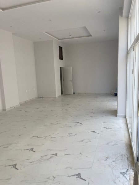 Tirane, jepet me qera ambjent biznesi Kati 0, 81 m² 700 € (Fusha e Aviacionit)